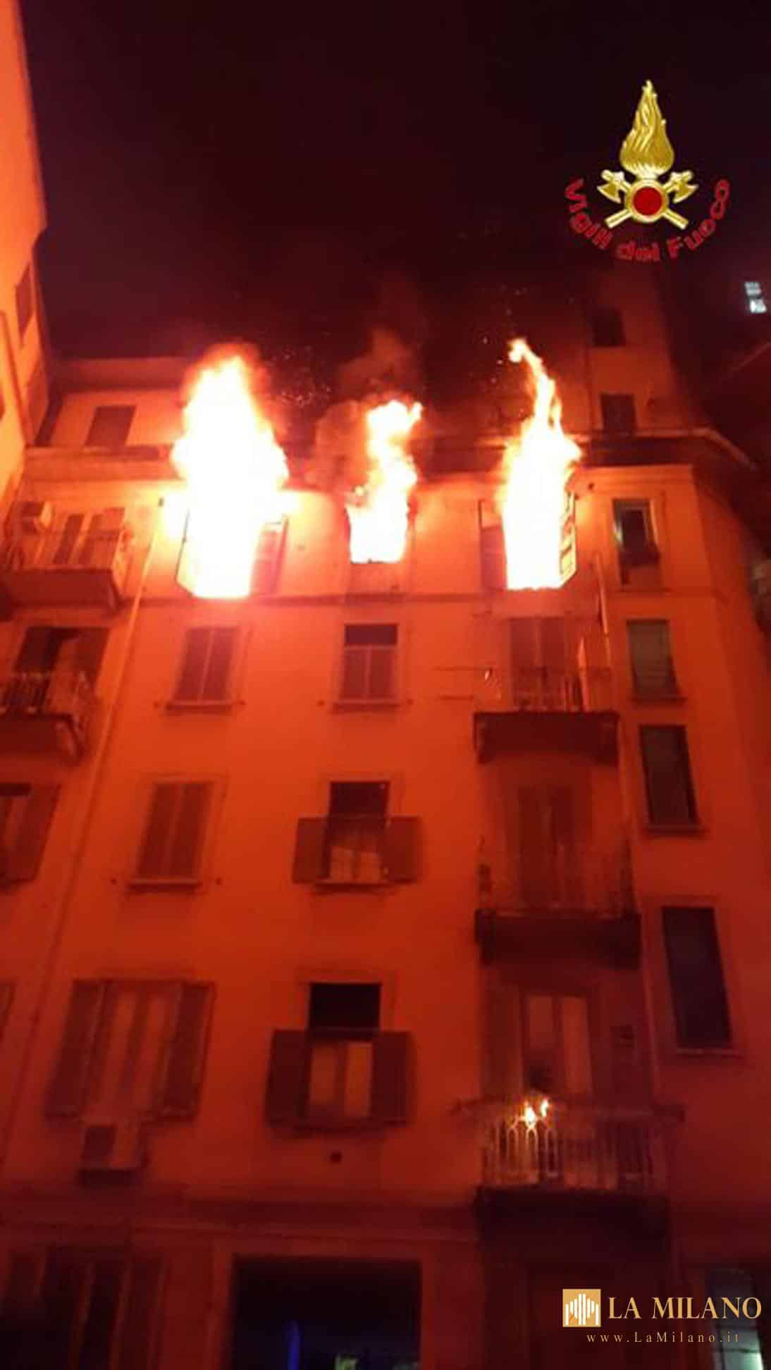 Milano, tragedia in viale Abruzzi: si lancia dal quarto piano per sfuggire a un incendio, muore una donna di 48 anni. Porta chiusa dall’esterno.