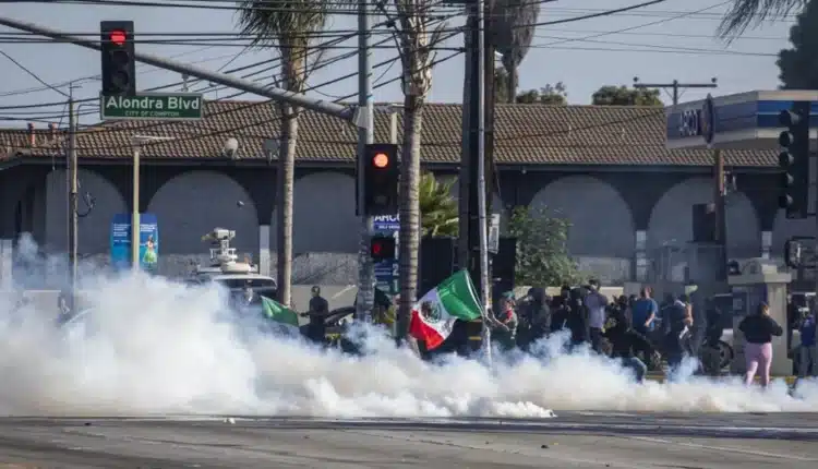 Caos a Los Angeles, Trump schiera i militari contro le proteste pro-migranti: “Ripristineremo la legge”.