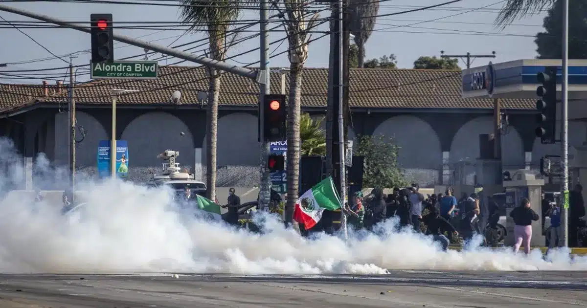 Caos a Los Angeles, Trump schiera i militari contro le proteste pro-migranti: “Ripristineremo la legge”.