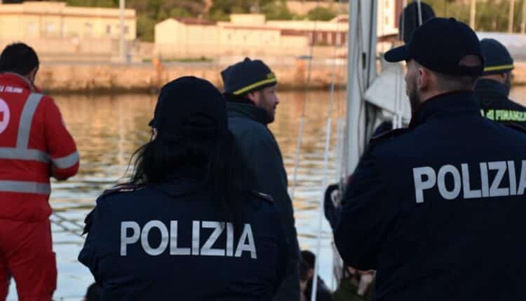 Crotone, arrestati due scafisti iracheni dopo lo sbarco di 61 migranti