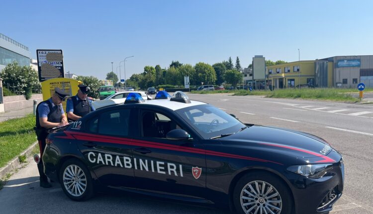 Cento, carabiniera fuori servizio riconosce e arresta evaso
