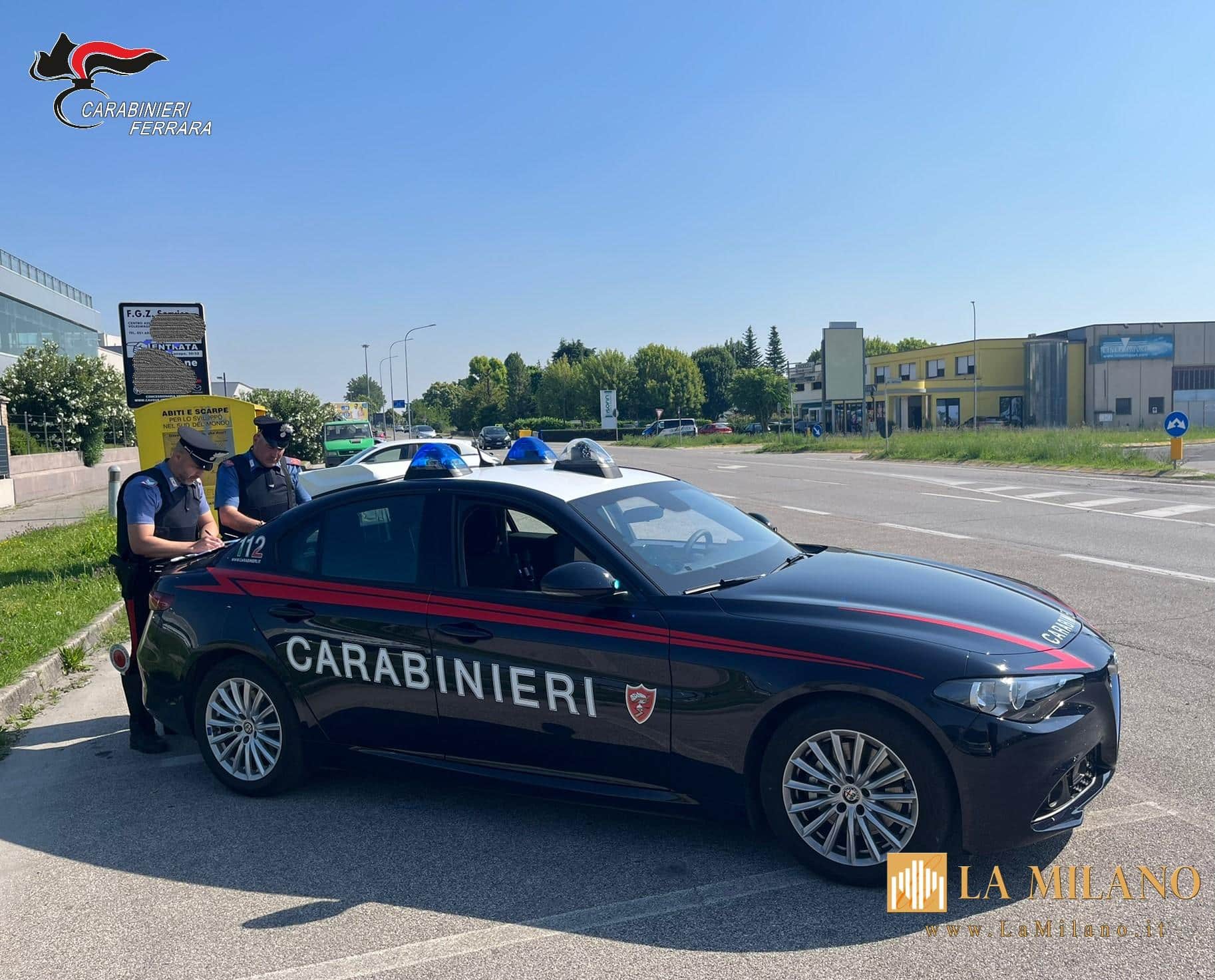 Cento, carabiniera fuori servizio riconosce e arresta evaso