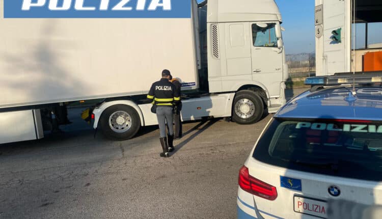 Forlì-Cesena, maxi controlli su TIR: multato un camionista ubriaco e con cronotachigrafo manomesso