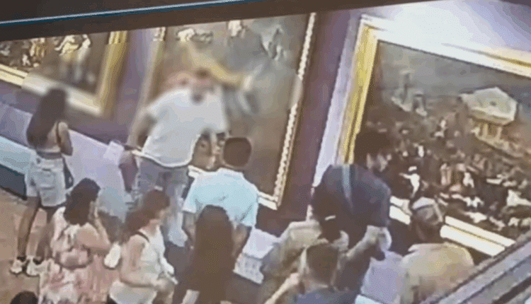 Uffizi, turista danneggia dipinto seicentesco durante un selfie