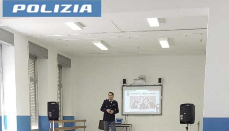 Alcamo: Giornata della legalità. La Polizia di Stato incontra gli alunni della scuola elementare “M. Montessori” per ricordare la Strage di Capaci