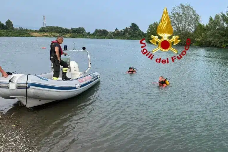 Un bimbo di 10 anni annega nel lago di Bilancino, a Ferrara muore un bambino di 6 anni in piscina e grave un 11enne dopo un tuffo in mare