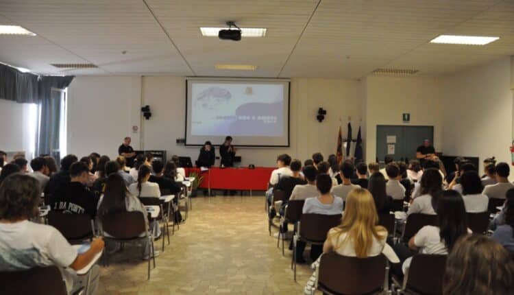 “Questo non è amore”: la Polizia di Stato al Liceo “Da Ponte” dopo il sondaggio shock