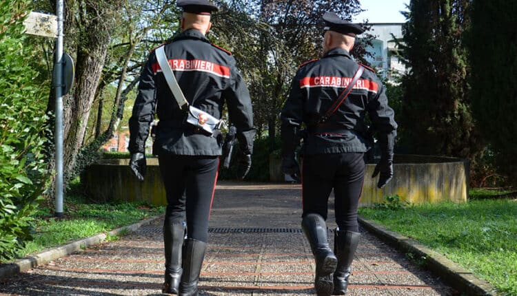 Minacce e pressioni a una donna fragile: arrestata 47enne per estorsione e denunciata la sua complice