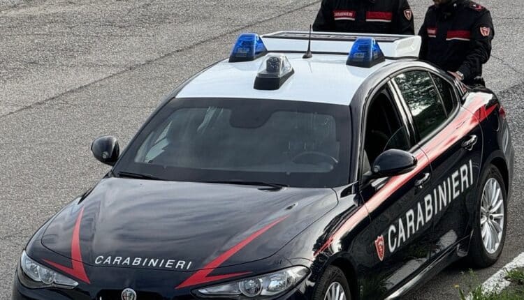 Macerata: un uomo minaccia i passanti e si denuda nelle immediate vicinanze di una scuola