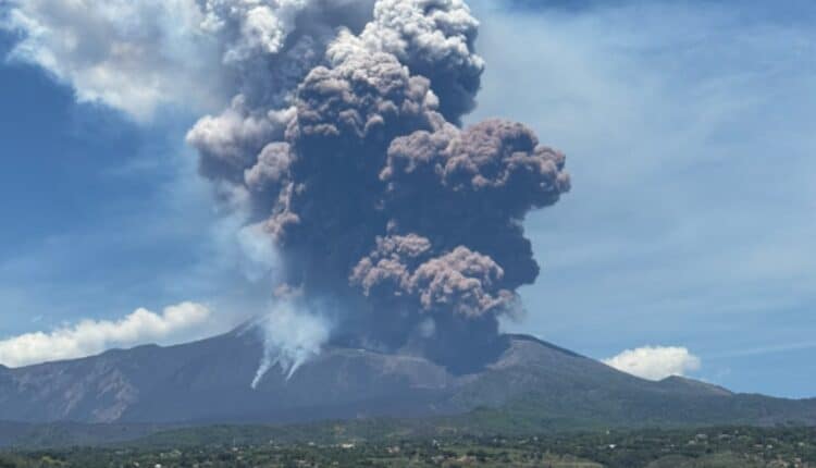 Etna, spettacolare eruzione e crollo del cratere Sud-Est: nube alta chilometri, ma nessun rischio per la popolazione.