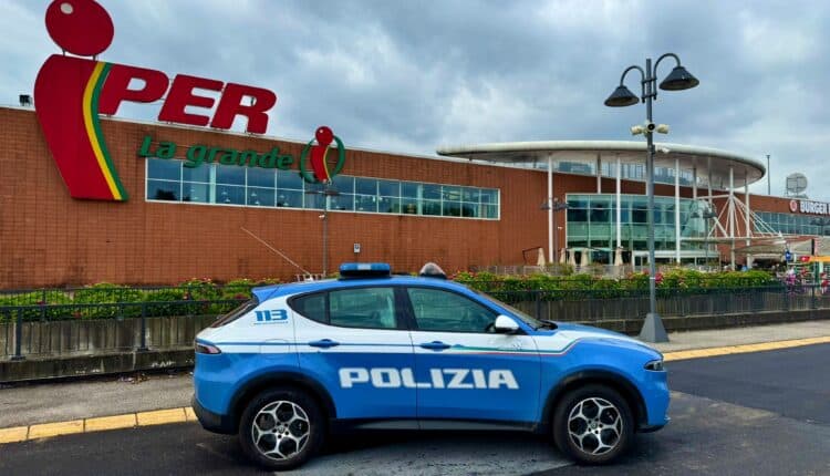 Monza, rapinano un’anziana al supermercato e aggrediscono la Polizia: Arrestati 2 uomini