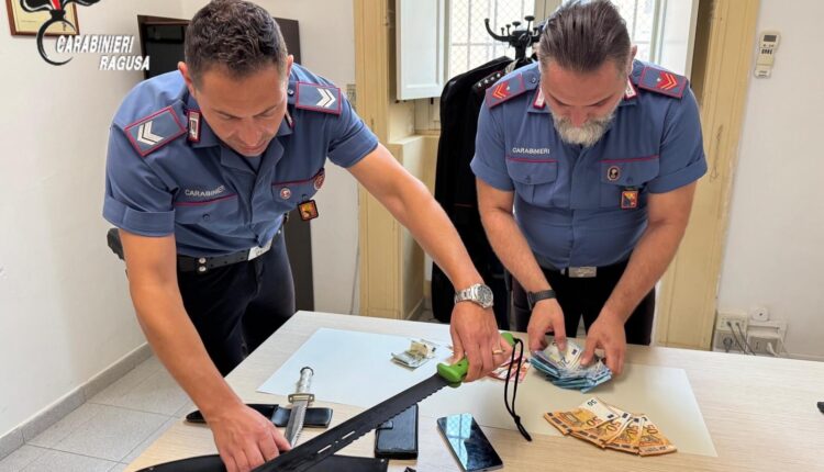 Ragusa: un 40enne tunisino rapina due passanti con un machete, arrestato dai Carabinieri