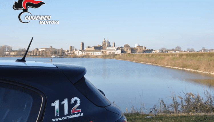 Monzambano, 50enne ricatta una 66enne con le foto intime scambiate online: denunciato