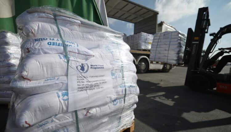 Gaza, sospesa la distribuzione degli aiuti umanitari: almeno 10 morti nei raid israeliani.