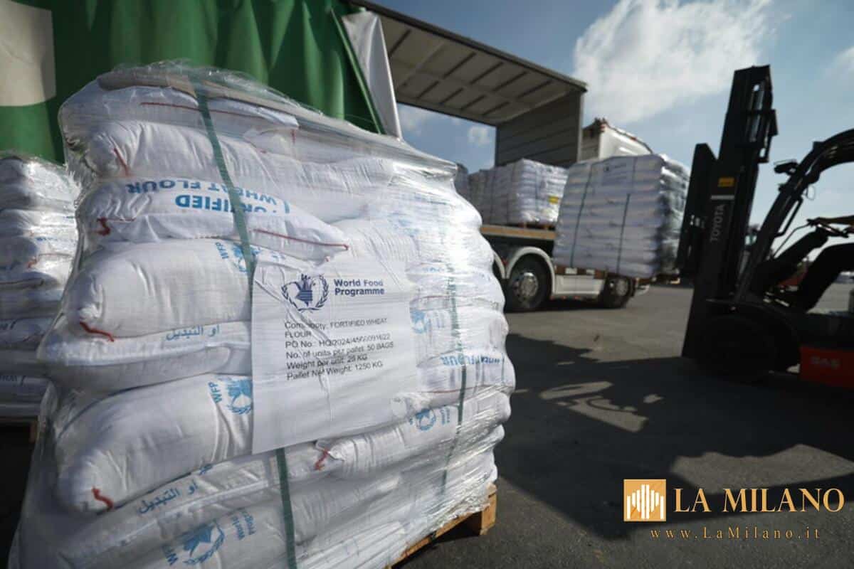 Gaza, sospesa la distribuzione degli aiuti umanitari: almeno 10 morti nei raid israeliani.