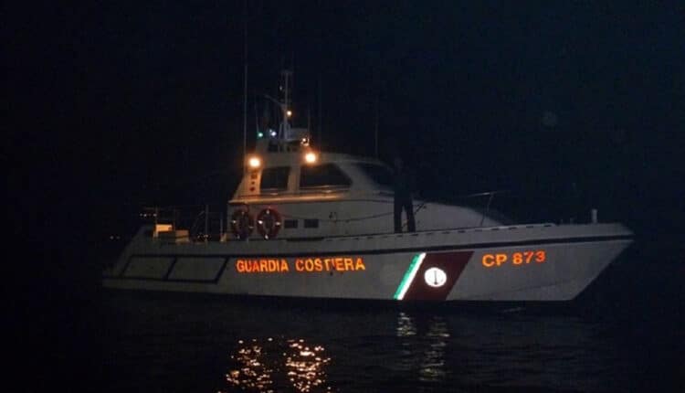 Taranto, tre uomini dispersi in mare da oltre 24 ore: ricerche in corso senza sosta