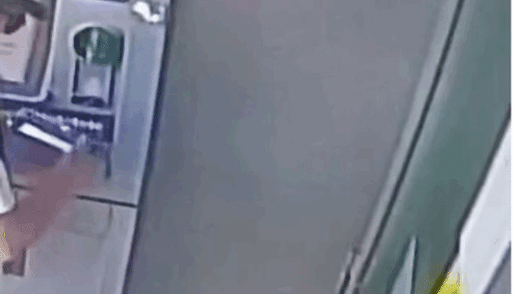 Rimini, arrestato mentre manomette un bancomat