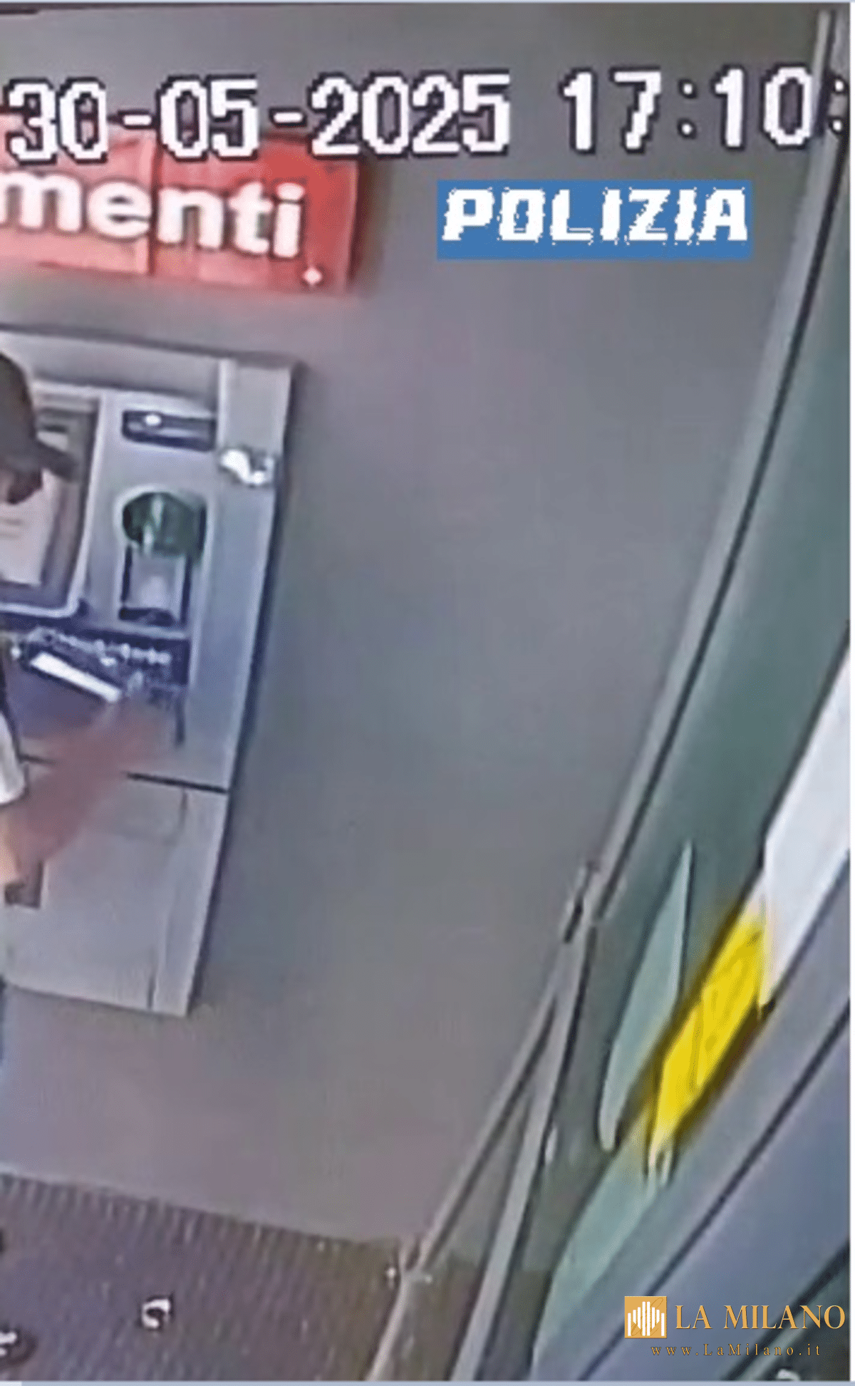 Rimini, arrestato mentre manomette un bancomat