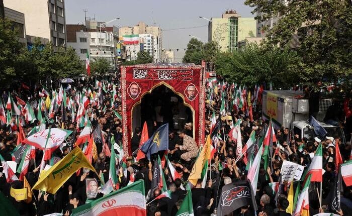 Funerali di Stato a Teheran dei “martiri” uccisi durante la guerra con Israele