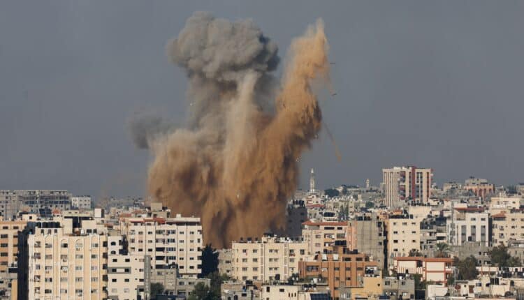 Israele-Iran, la guerra infuria: raid su Teheran, oltre 200 morti. Netanyahu: “Khamenei non è off limits”.