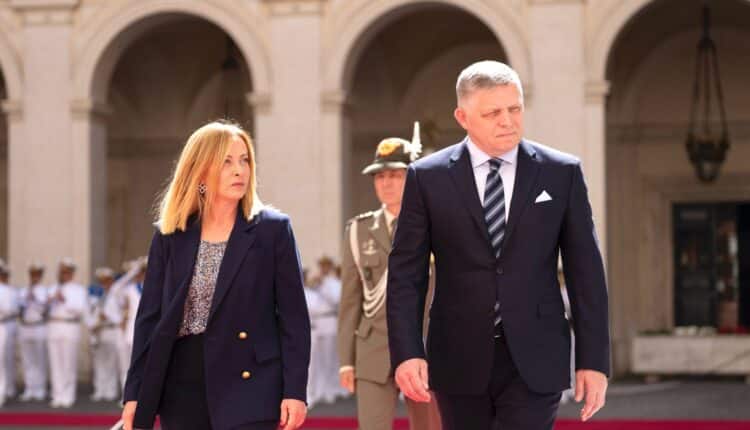 Meloni incontra il premier slovacco Fico: intesa su energia, difesa e migranti.