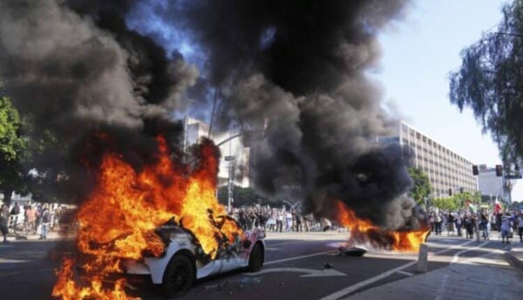 Los Angeles sotto coprifuoco: 9.000 migranti verso Guantanamo, anche italiani. 