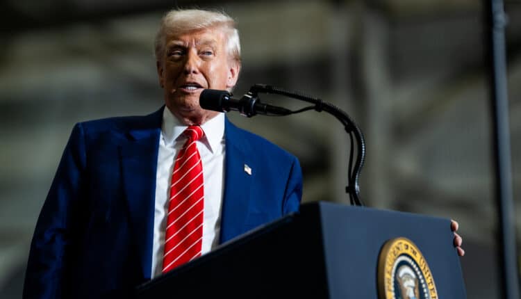 Trump raddoppia i dazi su acciaio e alluminio: al via la nuova offensiva commerciale degli Stati Uniti.