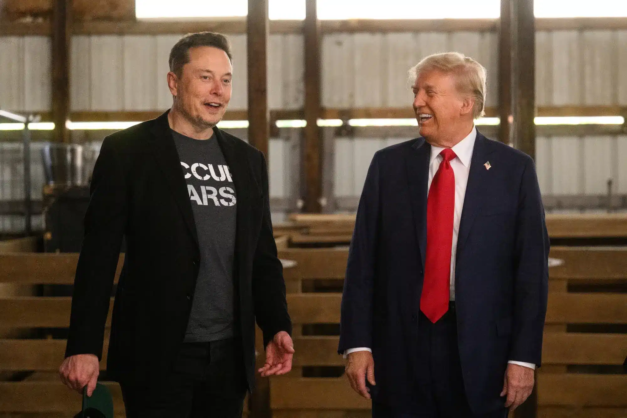 Trump-Musk, guerra totale: insulti, accuse e affari in fumo. Tesla crolla, SpaceX a rischio.