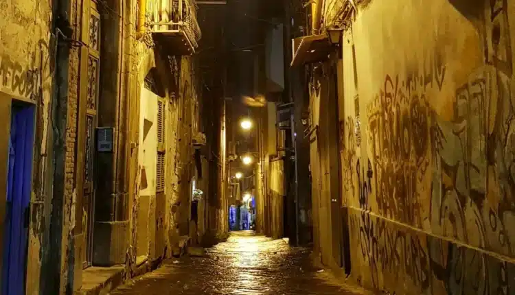 Napoli, vico dei Candelari: donna lancia zaino con oltre mille dosi di droga dal balcone