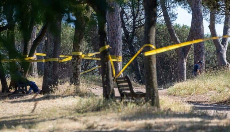 Giallo di Villa Pamphili, identificata la madre trovata morta con la figlia: si indaga su un uomo visto con loro.