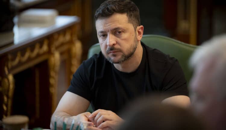 Zelensky accusa: “Chi temporeggia è complice di Putin”. Trump minimizza, Mosca rilancia.