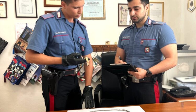 Bologna, truffa una 78enne con la tecnica del falso incidente del figlio: arrestato minorenne