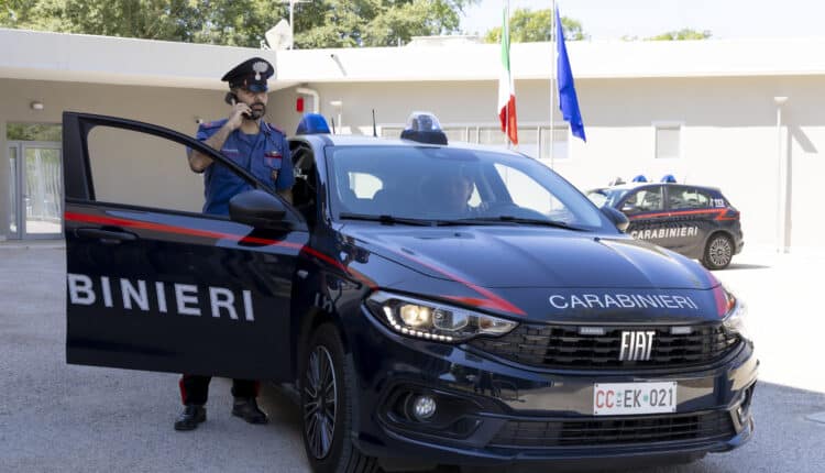 Bologna, fermato pusher in fuga con hashish, cocaina e 480 euro