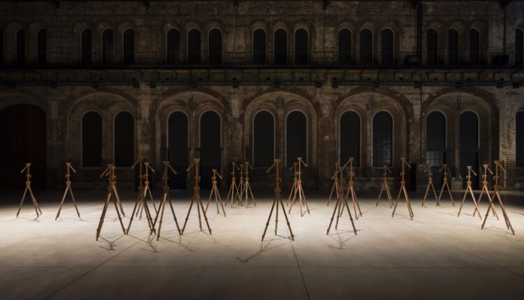 Milano celebra Remo Salvadori: mostra diffusa tra Palazzo Reale, Museo del Novecento e San Gottardo