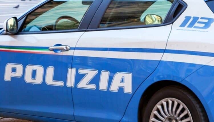 Dopo due giorni incontra uno degli aggressori che l’aveva rapinato: scatta il fermo della Polizia di Stato
