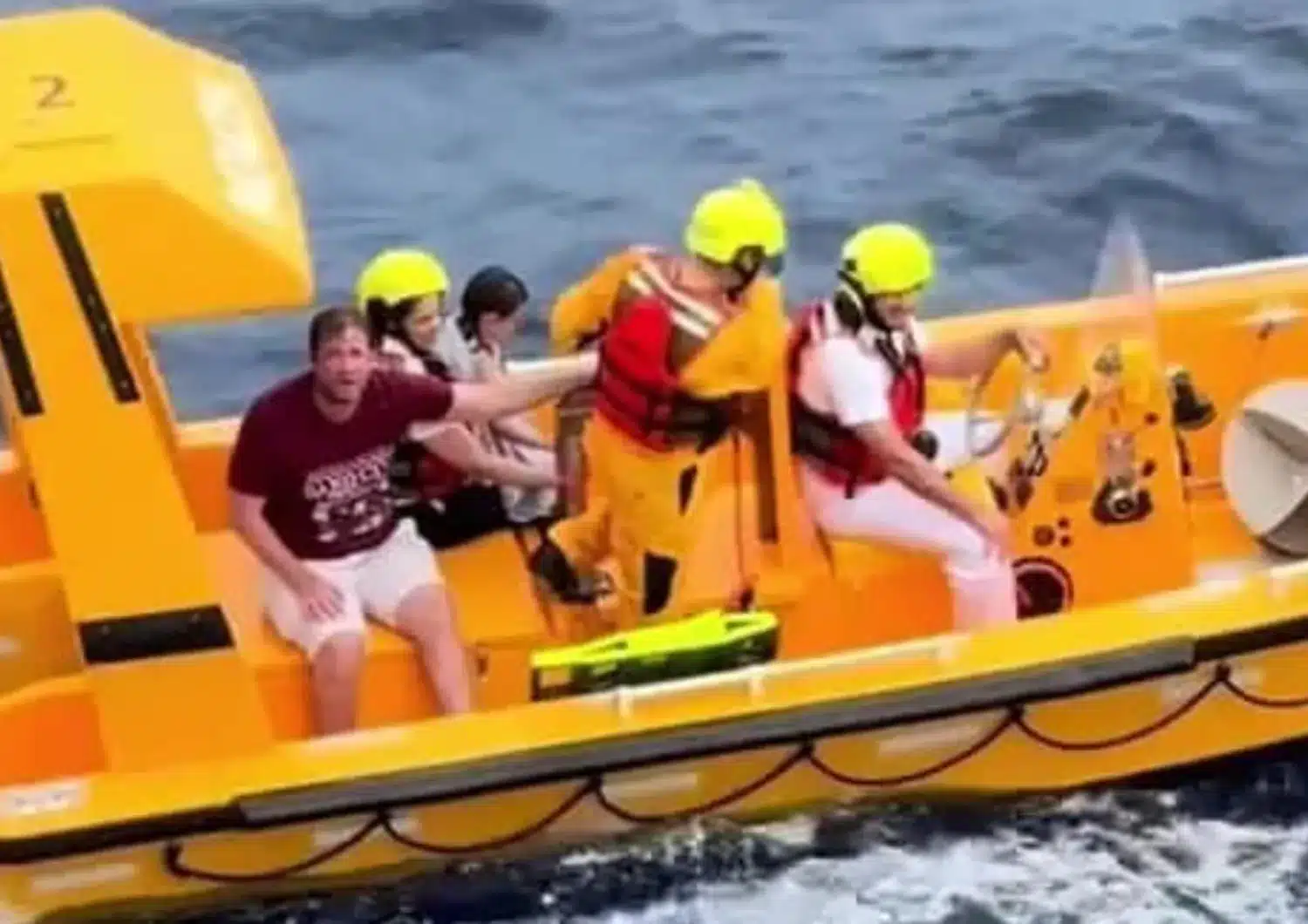 Bambina cade da una nave da crociera Disney, il padre si tuffa per salvarla entrambi soccorsi e salvi