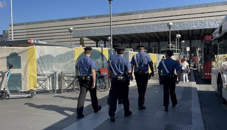 Roma, brutale aggressione razzista su un bus in centro città: quattro giovani indagati