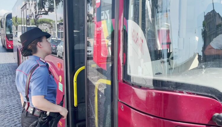 Roma, brutale aggressione razzista su un bus in centro città: quattro giovani indagati