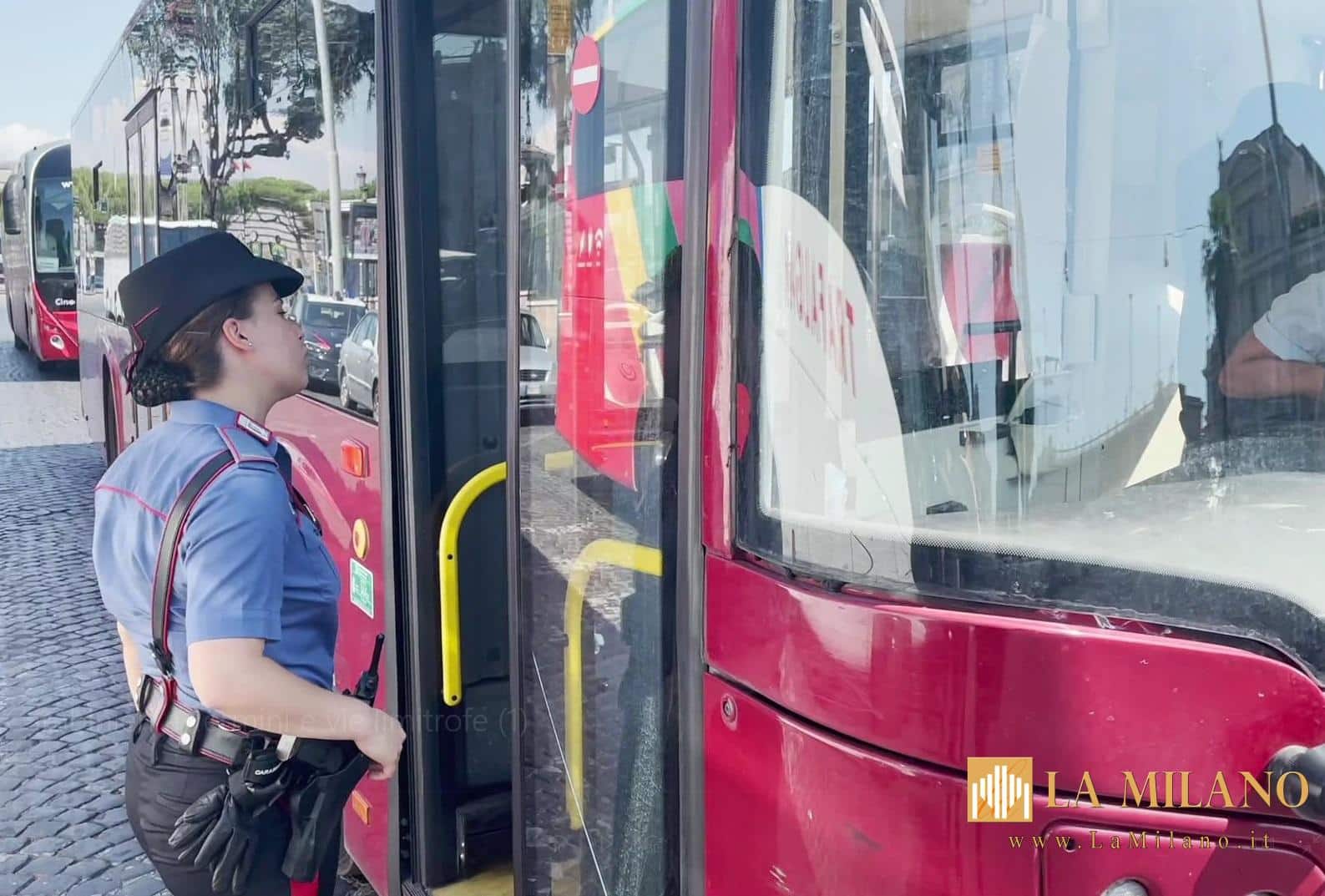 Roma, brutale aggressione razzista su un bus in centro città: quattro giovani indagati