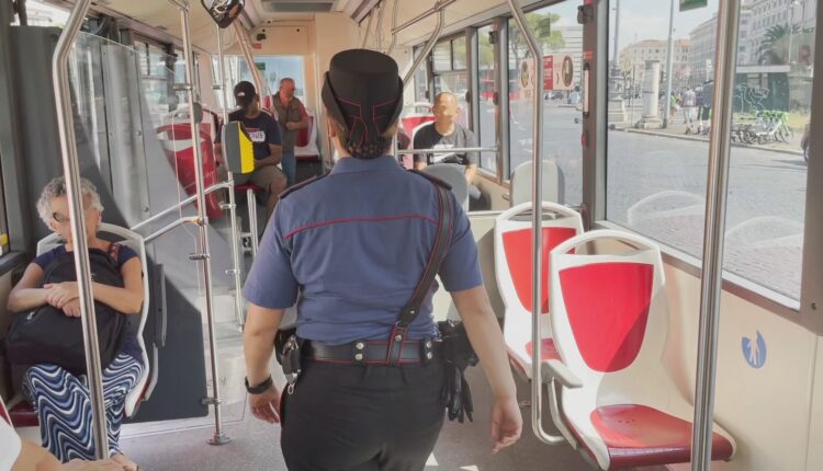 Roma, brutale aggressione razzista su un bus in centro città: quattro giovani indagati