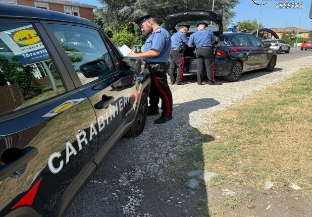 Ferrara: lasciano i figli in auto per andare a giocare alle slot, genitori denunciati dai Carabinieri.