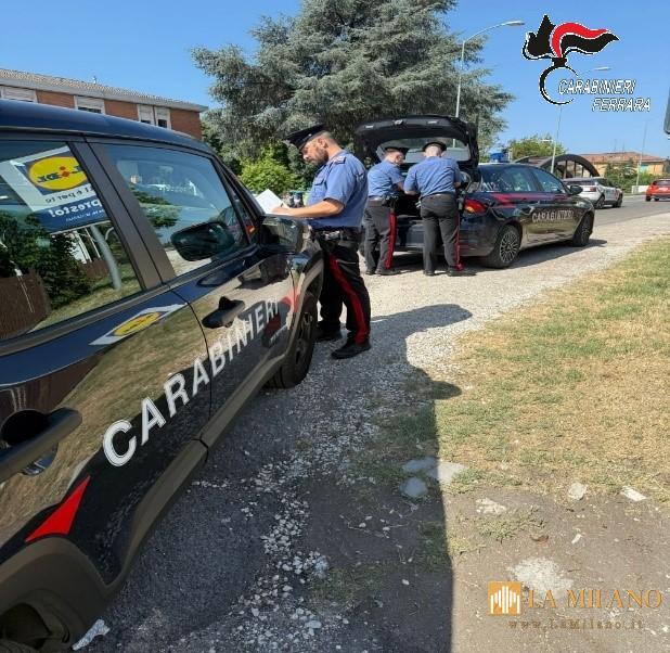 Ferrara: lasciano i figli in auto per andare a giocare alle slot, genitori denunciati dai Carabinieri.