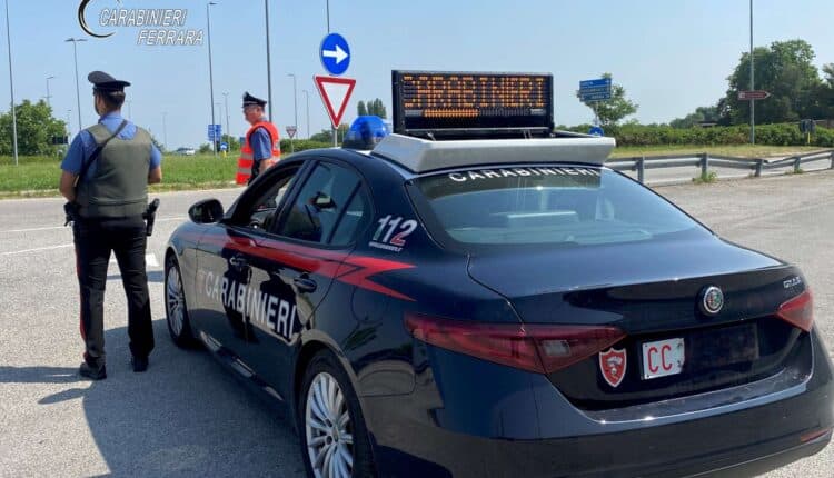 Copparo, aggredisce la madre anziana e poi i Carabinieri: 57enne arrestato e portato in carcere