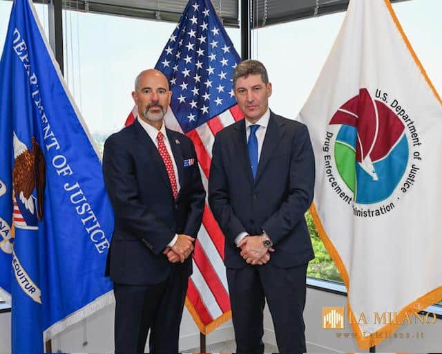 Direttore DEA Terrance ‘Terry’ Cole e il Capo della Polizia Pisani