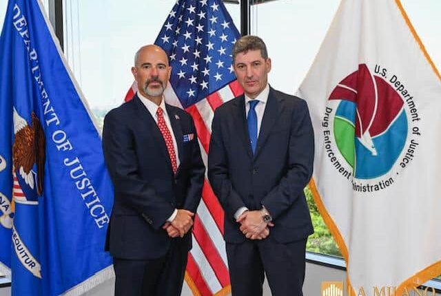 Direttore DEA Terrance ‘Terry’ Cole e il Capo della Polizia Pisani