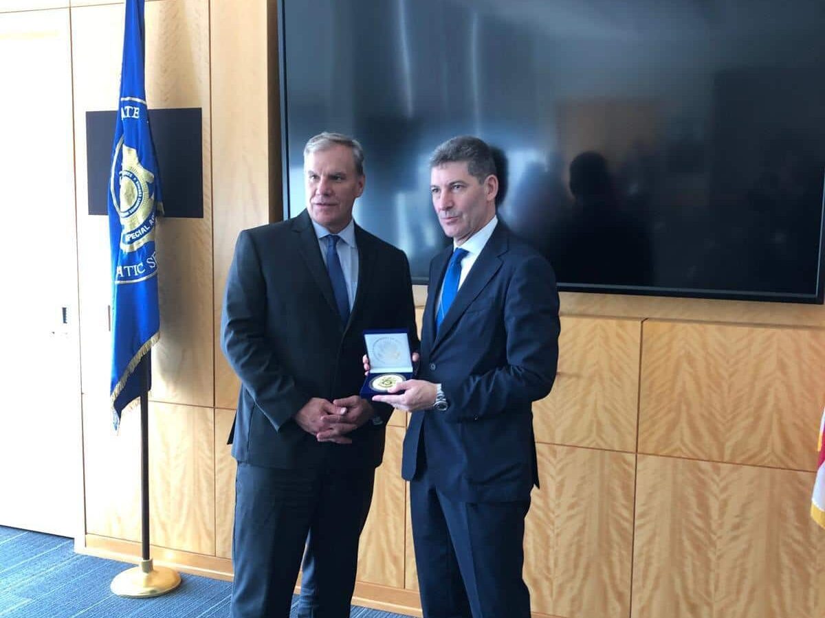 Direttore Diplomatic Security Service , Thad Osterhout e il Capo della Polizia Pisani