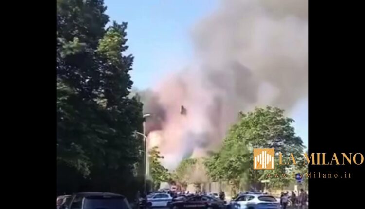 Roma, esplosione in un deposito di gas a Prenestino: feriti vigili del fuoco, operatori sanitari e passanti