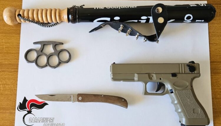 Rissa violenta a sfondo razziale sulla spiaggia di Porto Palo: 9 giovani ai domiciliari per l'accoltellamento di un coetaneo