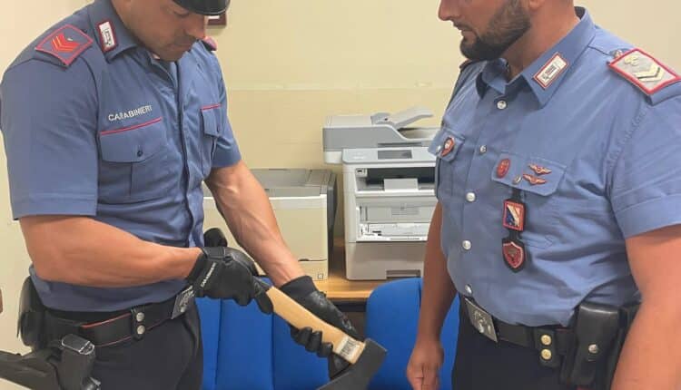 Castel Volturno, scatta l'inseguimento: 23enne fermato dai carabinieri con un’ascia