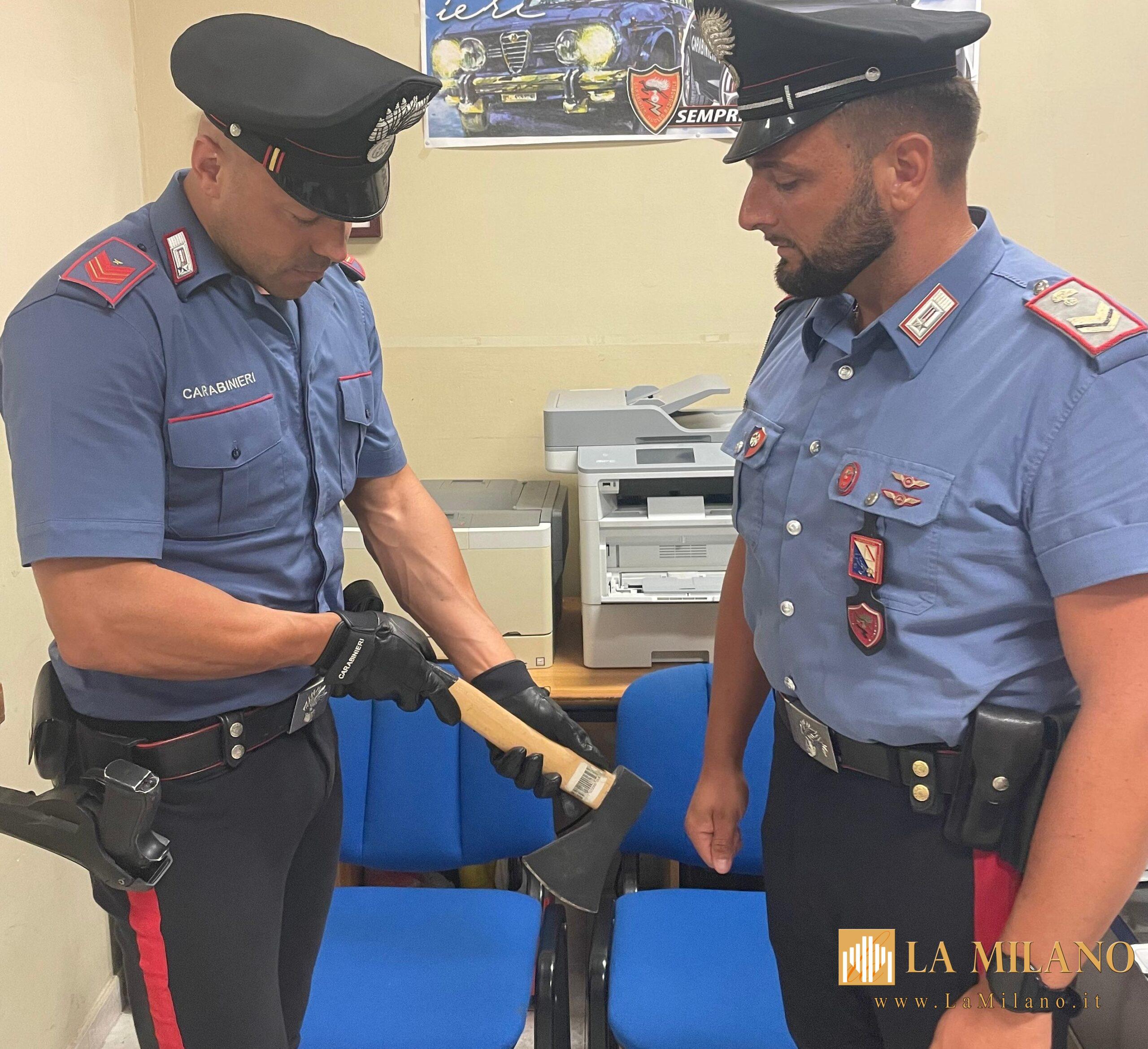 Castel Volturno, scatta l'inseguimento: 23enne fermato dai carabinieri con un’ascia